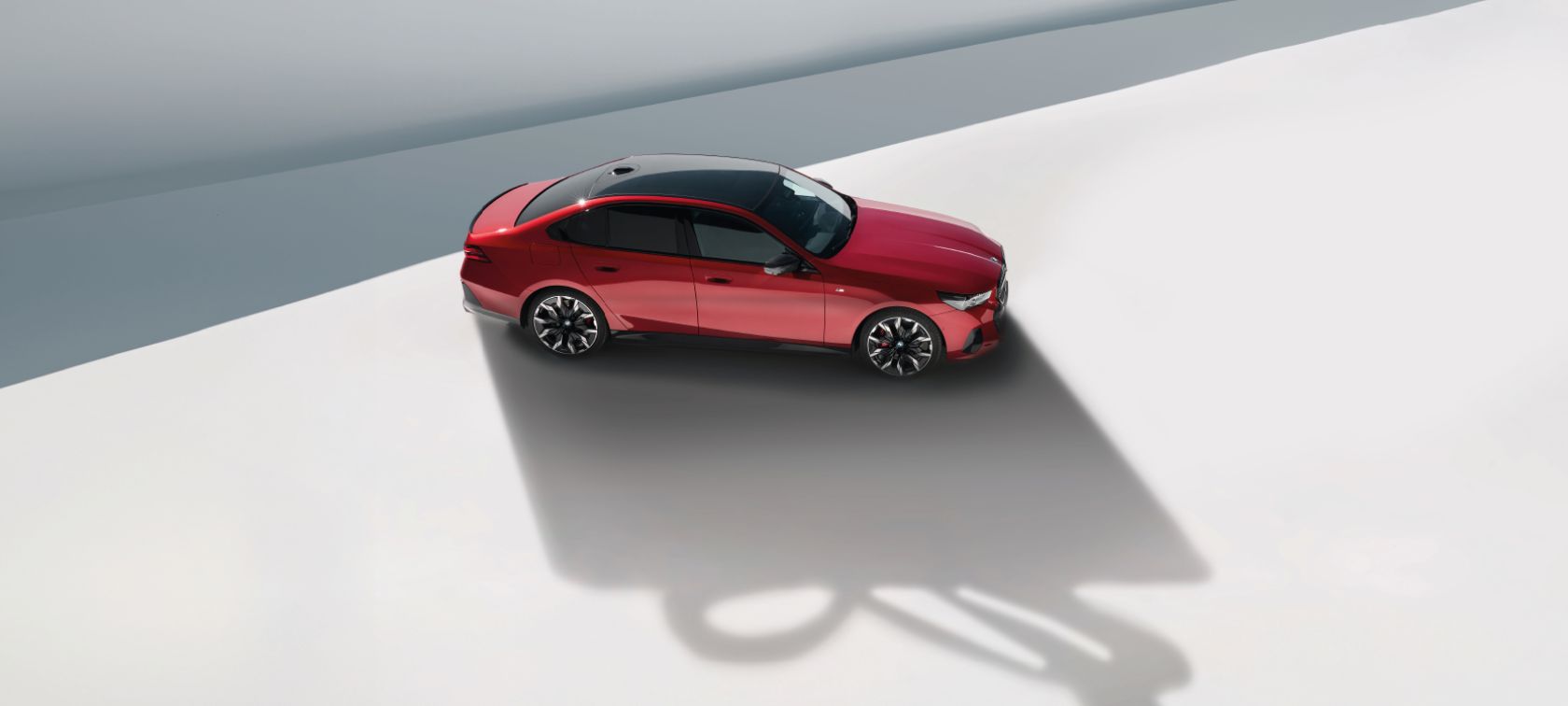 Wybierz nowe BMW dostępne od ręki z niespodzianką w bagażniku. Skorzystaj ze specjalnej oferty na komplet oryginalnych kół zimowych BMW za połowę ceny.